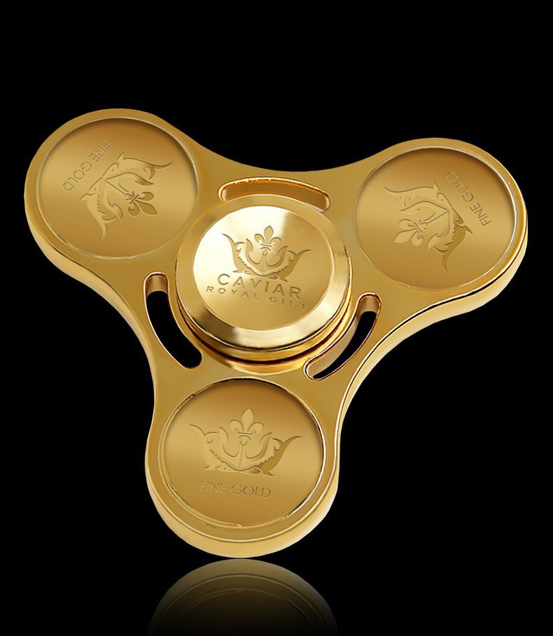 Первый  спиннер из модельного ряда можно назвать очень патриотичной игрушкой.  Он выкрашен в цвета флага Российской Федерации, а на центральном  подшипнике красуется изображение двуглавого орла, символа нашей страны.  Такая игрушка не только поможет успокоить нервы, но и даст возможность  показать, насколько теплые чувства ее владелец испытывает к своей  родине. Стоимость игрушки составляет 14990 рублей.

Еще  одна модель недешевого и крутого спиннера по такой же цене выполнена из  сплава цинка и имеет карбоновое напыление. На игрушке черного цвета  имеется изображение черепа, что позволит ее владельцу произвести  брутальное впечатление на окружающих. При этом фирма-производитель  отмечает, что спиннер из данного сплава оказывает положительное влияние  на уровень тестостерона, а потому сделает мужчину, крутящую в руках  такую модель игрушки, более привлекательным для противоположного пола.

Как  выглядит спиннер за 99900 рублей, можно увидеть чуть ниже. Эта модель  хоть и не стоит 30000000000000, но и бюджетной ее назвать сложно. Ее  лопасти инкрустированы бриллиантами и имеют золотое напыление.  Производитель предлагает дарить такие игрушки молодым гламурным девушкам  и поклонникам рэпа, которые хотят выделиться из толпы.

Самый дорогой на настоящий момент спиннер в России стоит почти миллион рублей. Он полностью сделан из золота 750 пробы.

