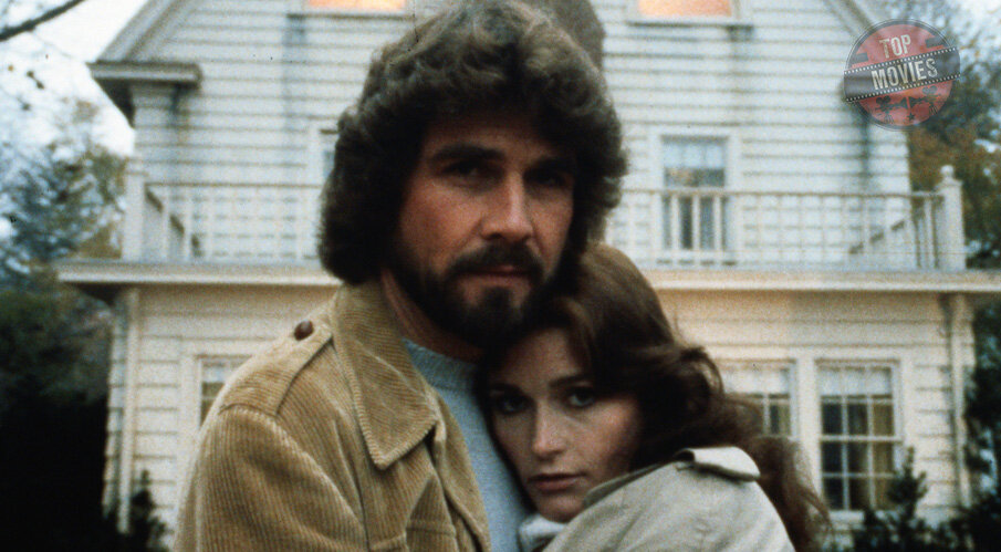 История из реальной жизни. В декабре 1977 года семья Луц приобрела особняк в одном из престижных районов Нью-Йорка. Спустя 28 дней после переезда новые хозяева сбежали из этого дома. Своим друзьям они рассказали множество странных историй, из которых следовало, что в доме их несколько недель терроризировала нечистая сила. Никто не удивился, когда выяснилось, что за год до появления Луцов бывший владелец этого особняка зверски убил всю свою семью. История Луцов попала в газеты, про их страдания написали книгу, а спустя два года сняли по этой книге фильм. Некоторые люди поверили новоселам, другие - нет. Споры о том, правда это или фальшивка, ведутся и по сей день, хотя все участники этих событий давно мертвы. Но для нашей подборки эта история интересна прежде всего тем, что по мотивам первого фильма о проклятье дома на Оушн-авеню, 112 было снято еще восемь картин. «Ужас Амитивиля» - самая длинная и самая живучая франшиза в истории «призрачного» кинематографа.