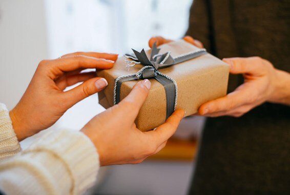 Что подарить на день рождения свекрови — список лучших подарков для мамы мужа на юбилей и ДР