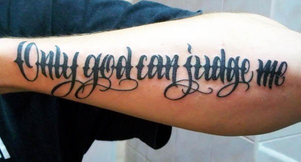 Татуировка на руке надпись маленькая