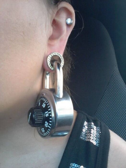 Замок в ухе