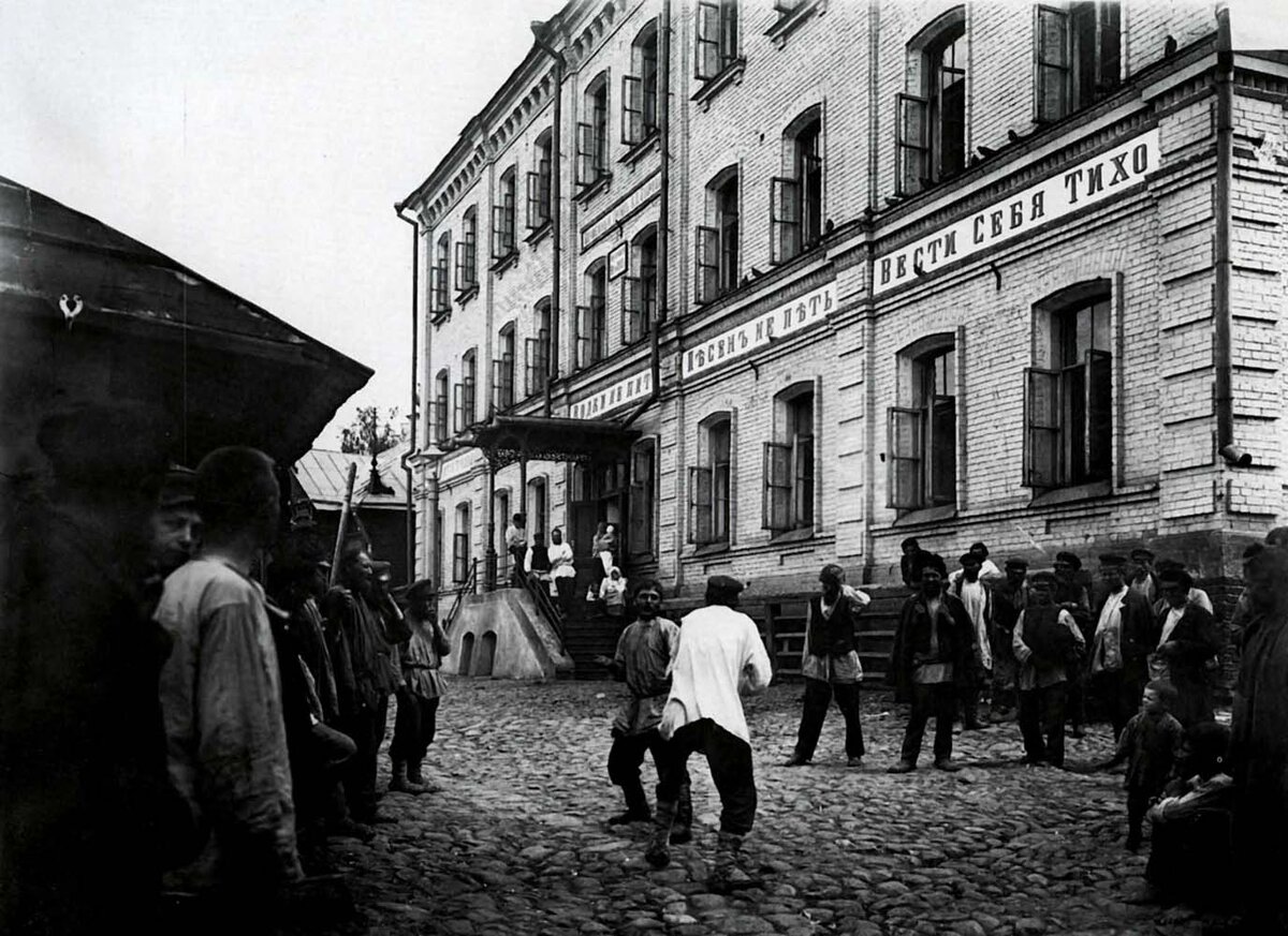 До интернета ещё далеко. Мужички создают новость здесь и сейчас: кто кого, как и зачем. Надпись сверху крайне примечательна.