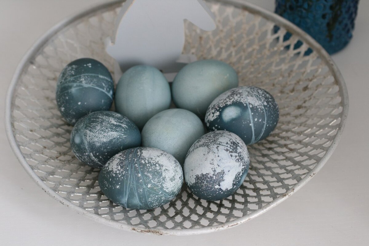 Почему яйца серые. Серые яйца. Украшение яиц на Пасху. Яйцо с крыльями. Полигональное яйцо декор.
