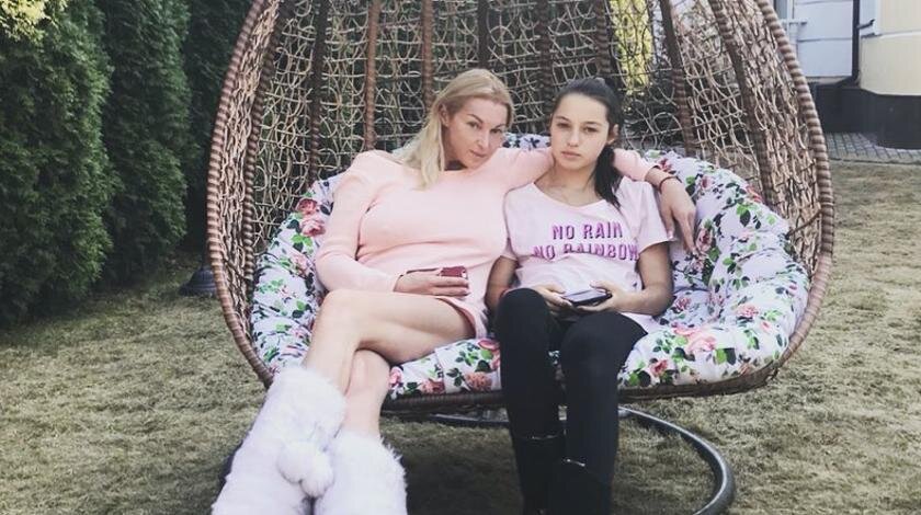 Анастасия Волочкова с дочкой. Фото: instagram.com/volochkova_art