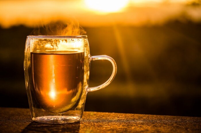  Хотя многие преимущества черного и зеленого чая хорошо известны, от повышения метаболизма до омолаживания, травяные чаи тоже могут приносить свои плоды.-2