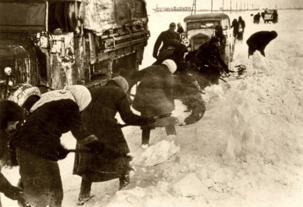 Советские мирные жители, мобилизованные немцами на расчистку дорог от снега.