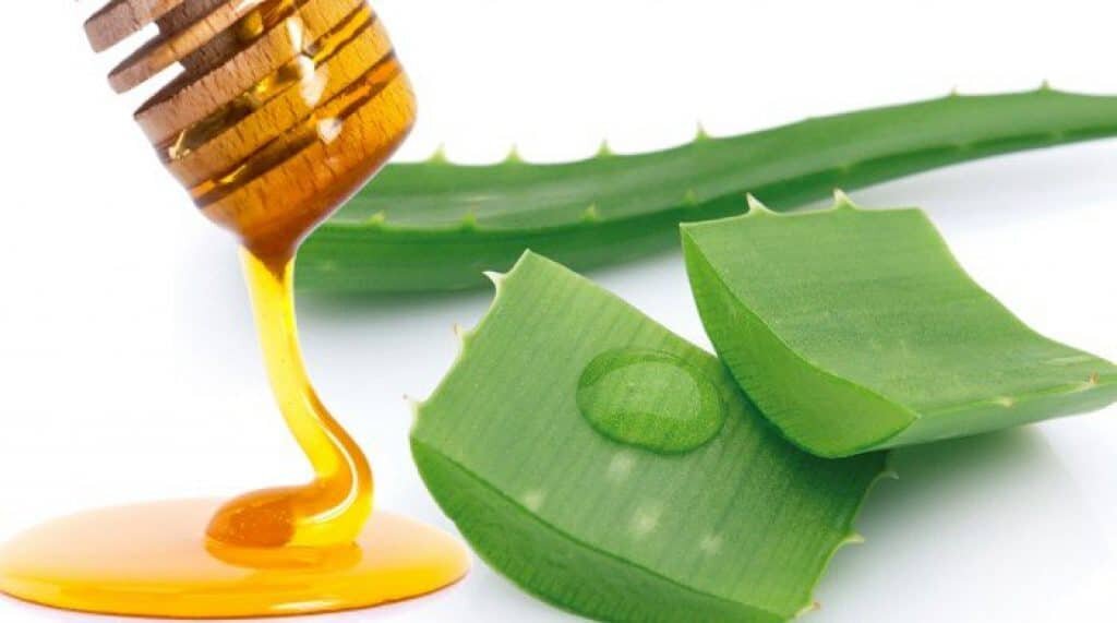 И последнее: пить сок или добавлять его в домашние “лекарства” слишком долго не стоит – при этом угнетается перистальтика кишечника, раздражается его слизистая оболочка и может возникнуть воспаление.  
Помните,что сок алоэ противопоказан при острых заболеваниях почек, ЖКТ, больших сроках беременности, острых воспалительных процессах в женских половых органах, при заболеваниях сердечно-сосудистой системы в стадии декомпенсации, обострениях туберкулеза, осложненных кровохарканьем, и при геморрое.
