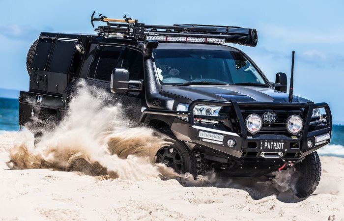 
Роскошный кемпер на базе легендарного внедорожника.
Что нужно для комфортного путешествия? Хороший и надежный автомобиль, желательно внедорожник. Еще лучше, если он при этом является кемпером, ведь только он способен сохранить романтику путешествия и при этом привнести частичку цивилизации даже в самую дикую местность.
