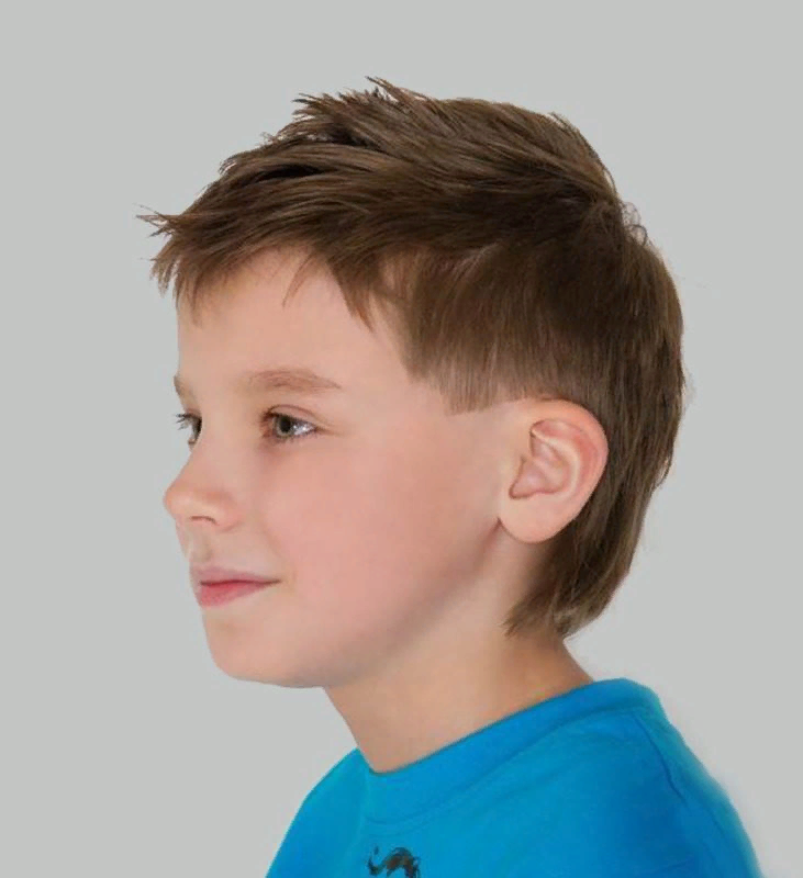 Детские прически 12 лет. Причёски для мальчиков. Стрижки для мальчиков. Детская прическа мальчику. Модельныестртжки для мальчика.