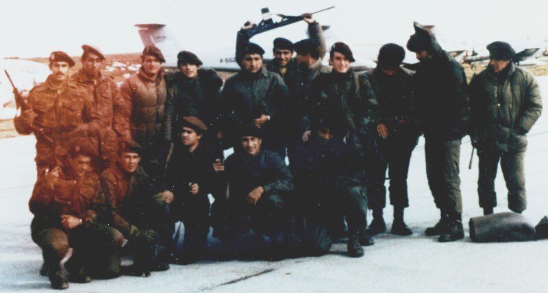 Группа коммандос, справа "Бузо тактико", на ВВП аэропорта Порт-Стэнли.