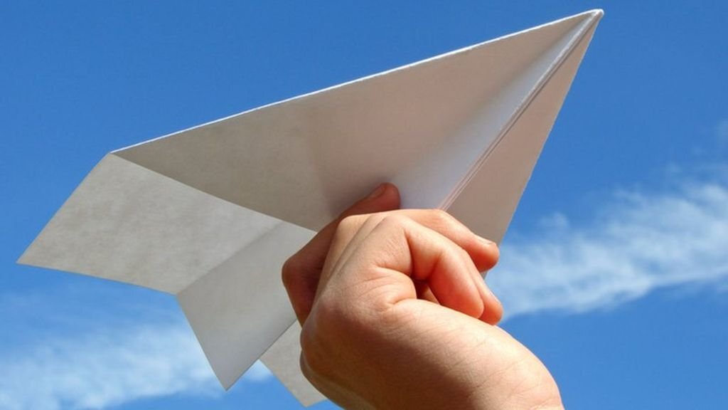 Самолёт из бумаги, который долго летает 100 метров: 7 схем