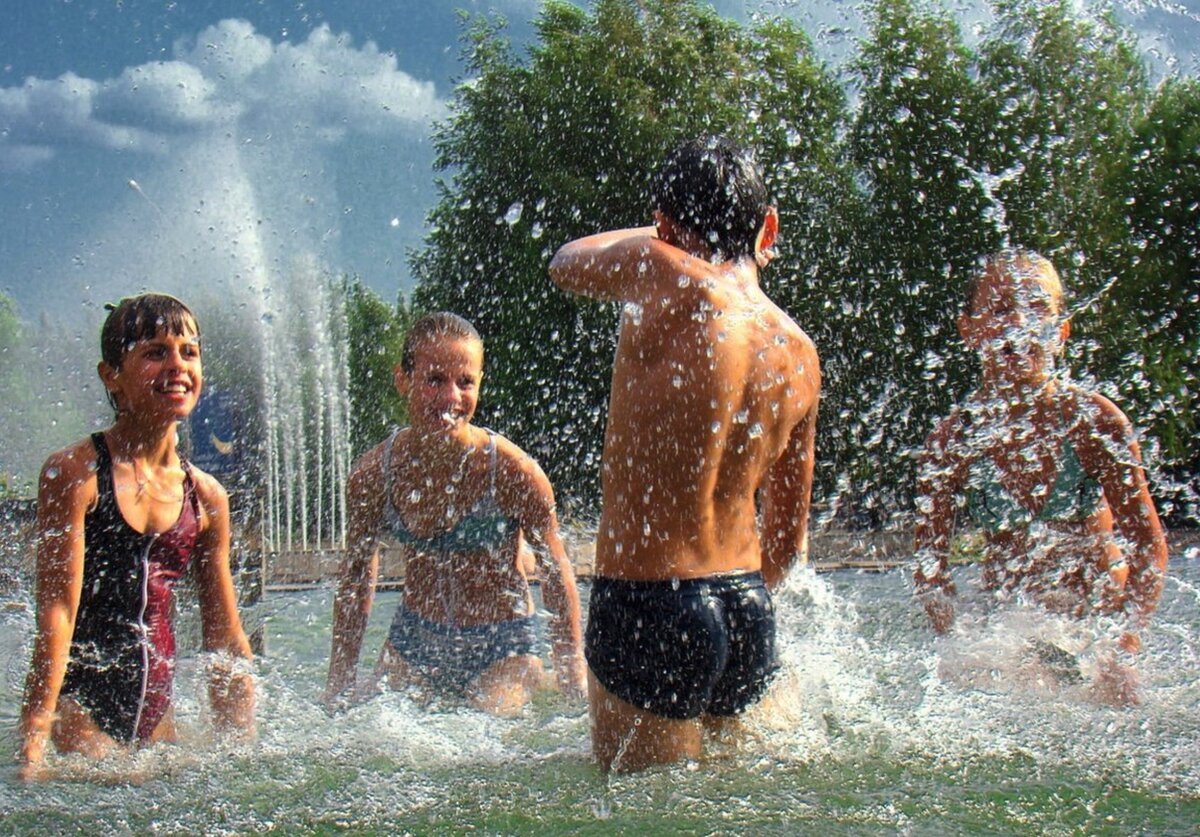 Купание в теплой воде. Лето купание. Люди купаются. Лето жара. Лето люди купаются.