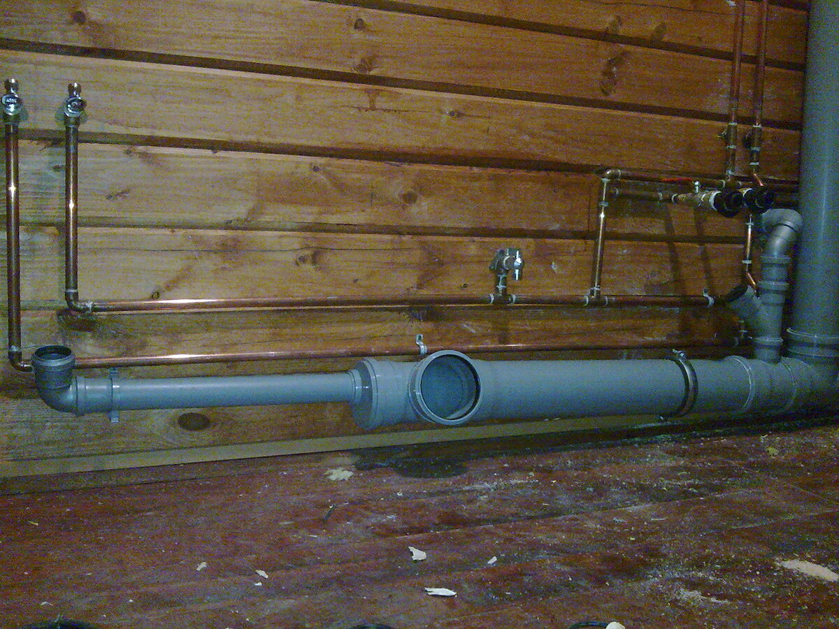 Пункт 4.17 СП 40-107-2003 запрещает присоединение стояков к горизонтальным транзитным трубопроводам с помощью тройника 90°