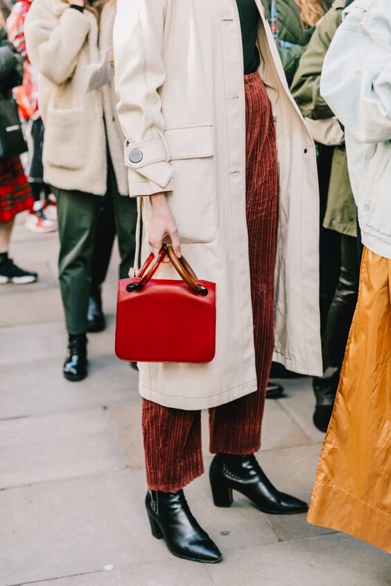 Как стильно сочетать красную женскую сумку с разными нарядами