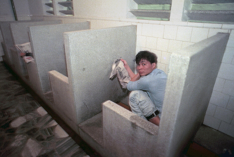 Китайская медицина не признает сидения на унитазе с планшетом или газеткой по несколько часов. У них это считается вредным для здоровья. По мнению местных врачей, чтобы процесс похода в туалет прошел безболезненно, человек должен сидеть на корточках, задрав колени вверх. 