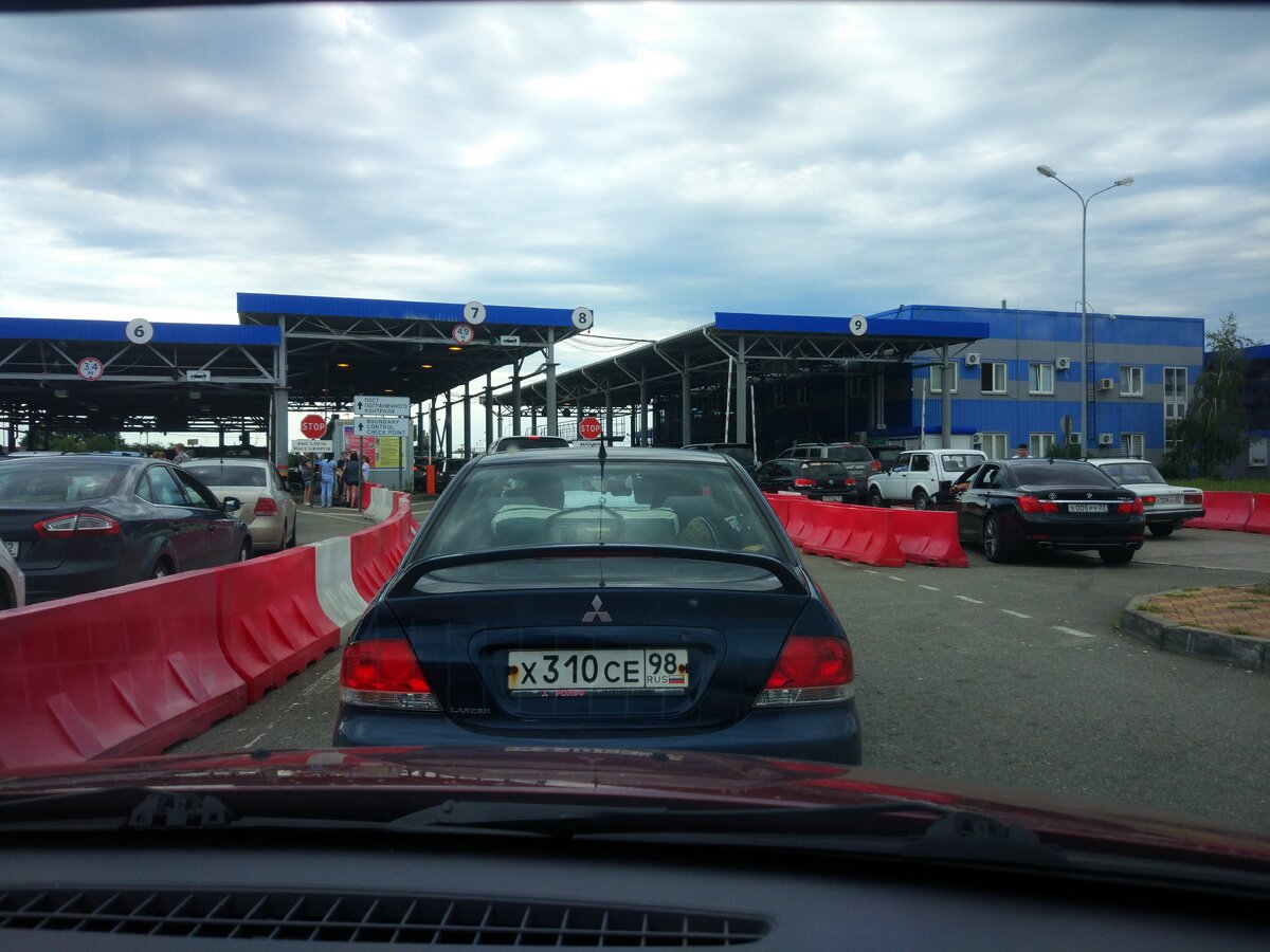 Очередь на границе - впереди синие крыши - паспортный и таможенный контроль