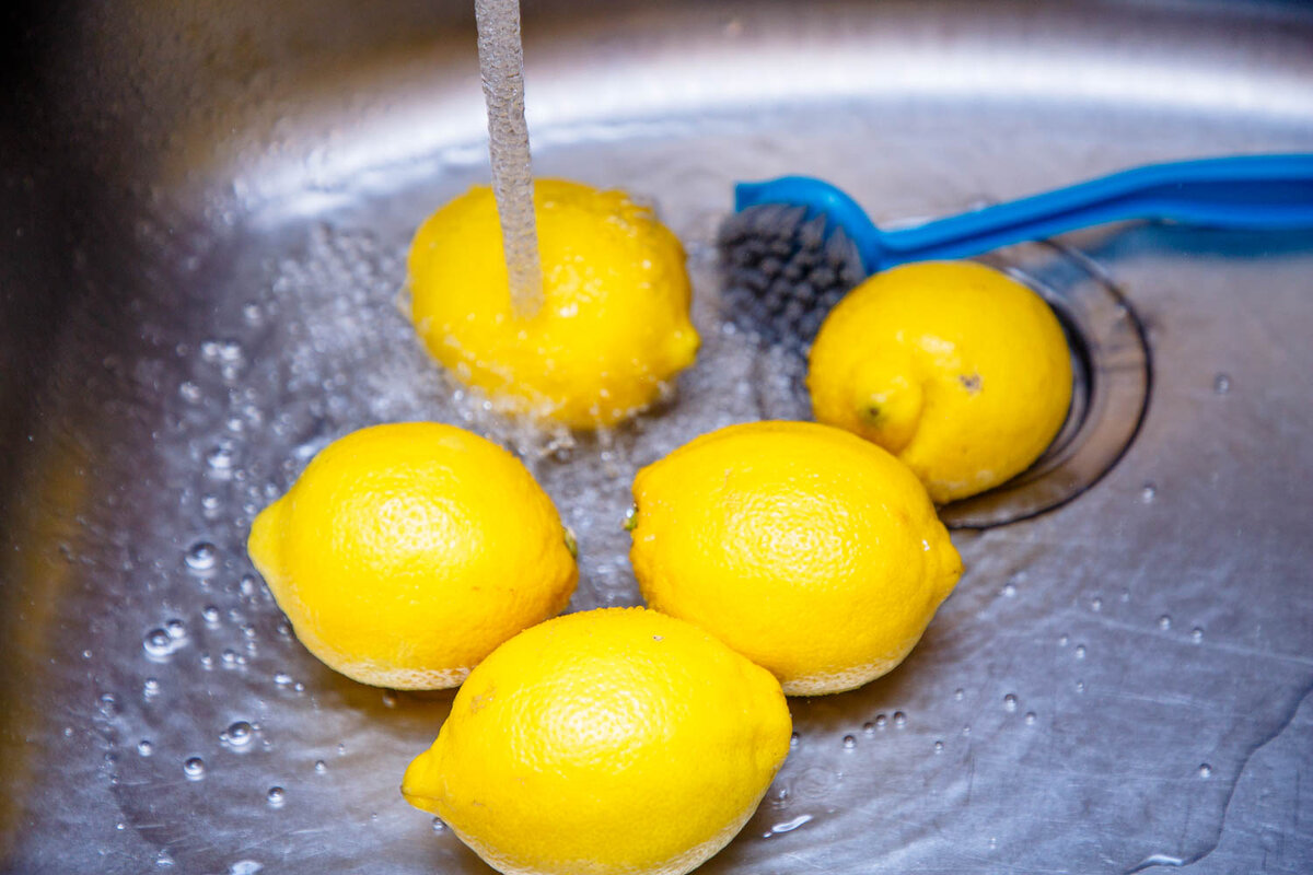 Как отмыть лимон. Лимоны для Лимончелло. Лимон промывают. Помыть лимон. Первичная обработка лимона.