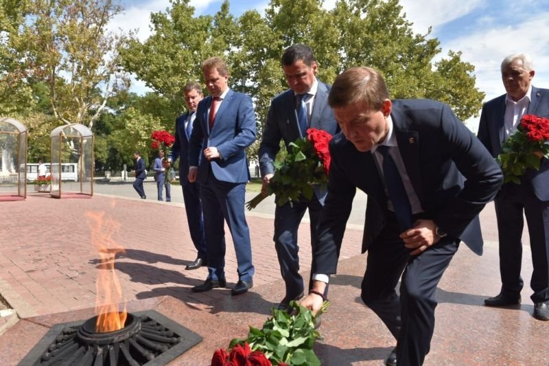 На фото - Андрей Турчак возлагает цветы к Вечному Огню на площади Нахимова в Севастополе