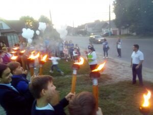 Фотографии действа появились в социальных сетях.
Читатели вспомнили, что факельные шествия проводили как раз нацисты, ку-клукс-клан и некоторые секты сатанистов, из за чего произошел скандал, который на местном уровне попытались замять.