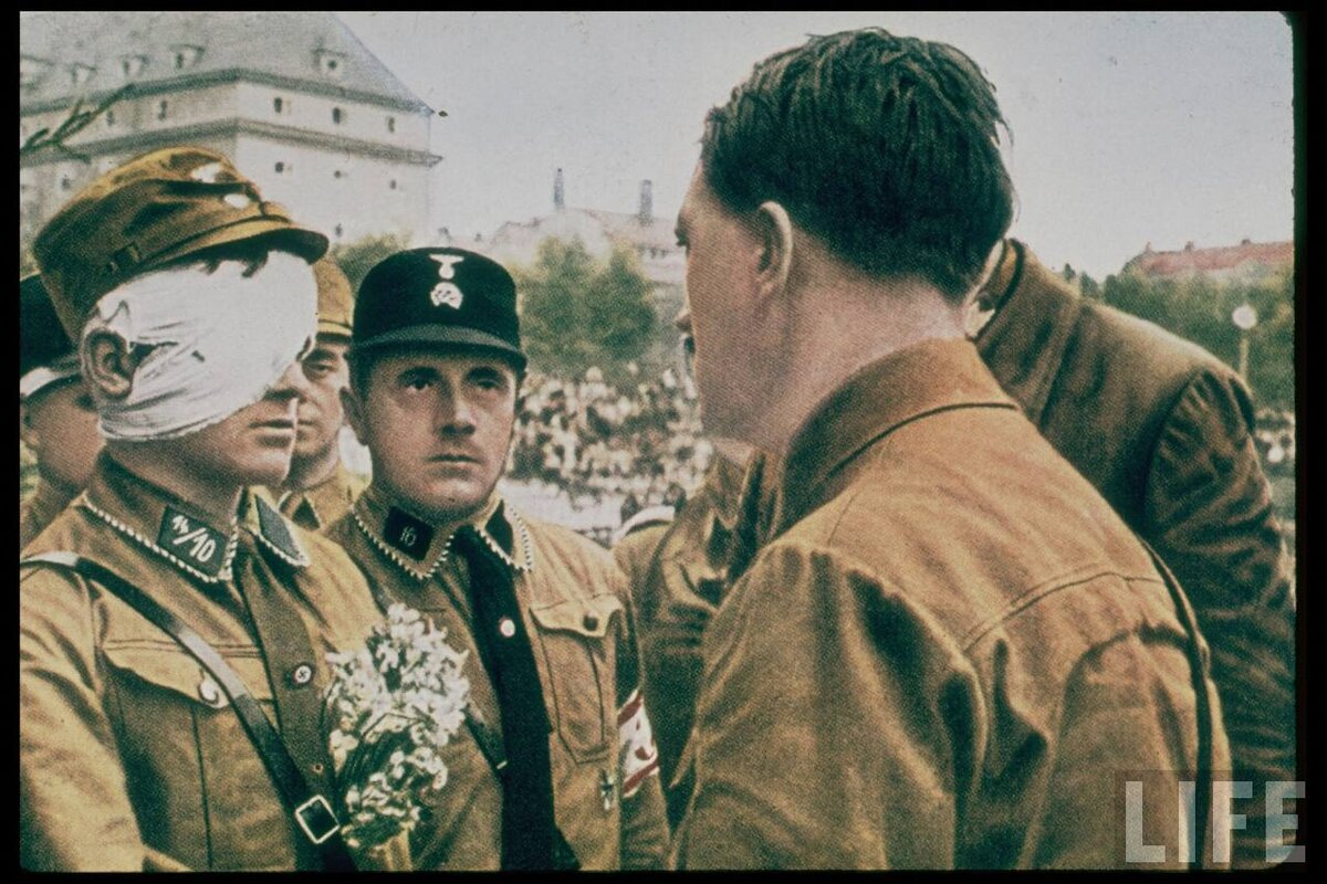 Гитлер и раненные солдаты