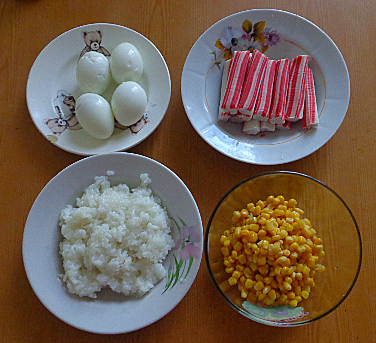 Крабовый салат с рисом, огурцом и кукурузой