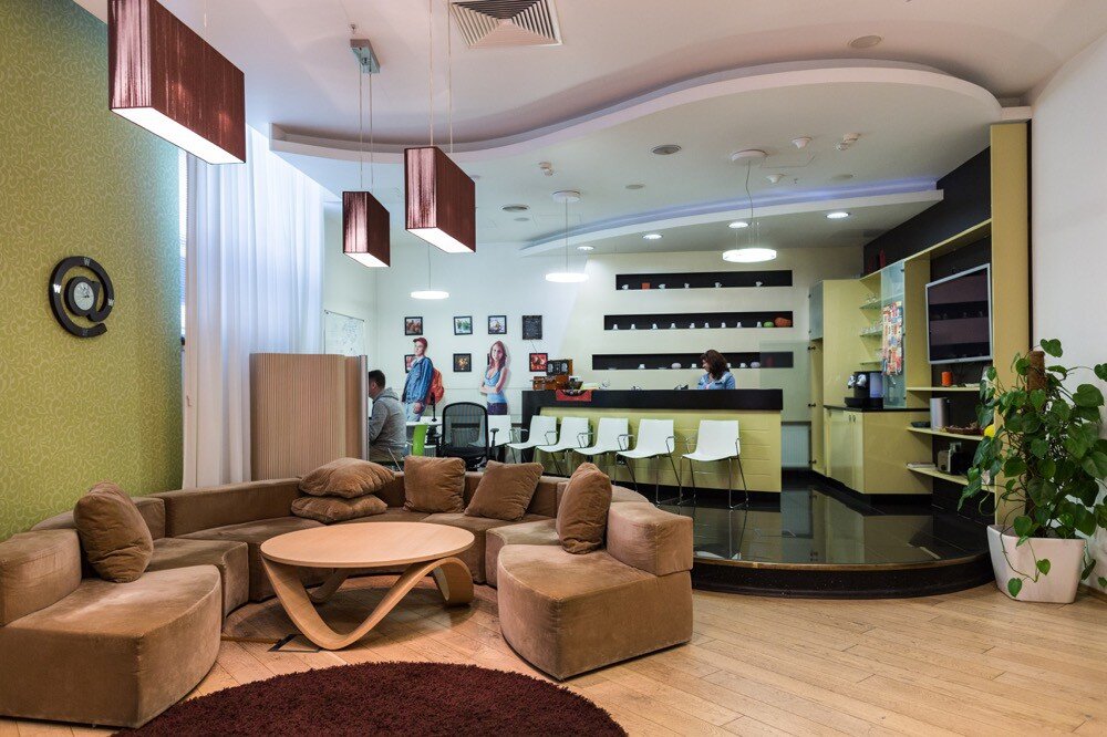 В офисе обустроены кухня, где сотрудники могут подогреть свою еду или выпить кофе, а также столовая и кафе.