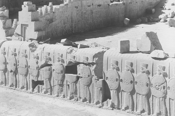 Барельеф в Персеполе, изображающий персидских воинов. Фото 1930-х годов / источник: bbc 