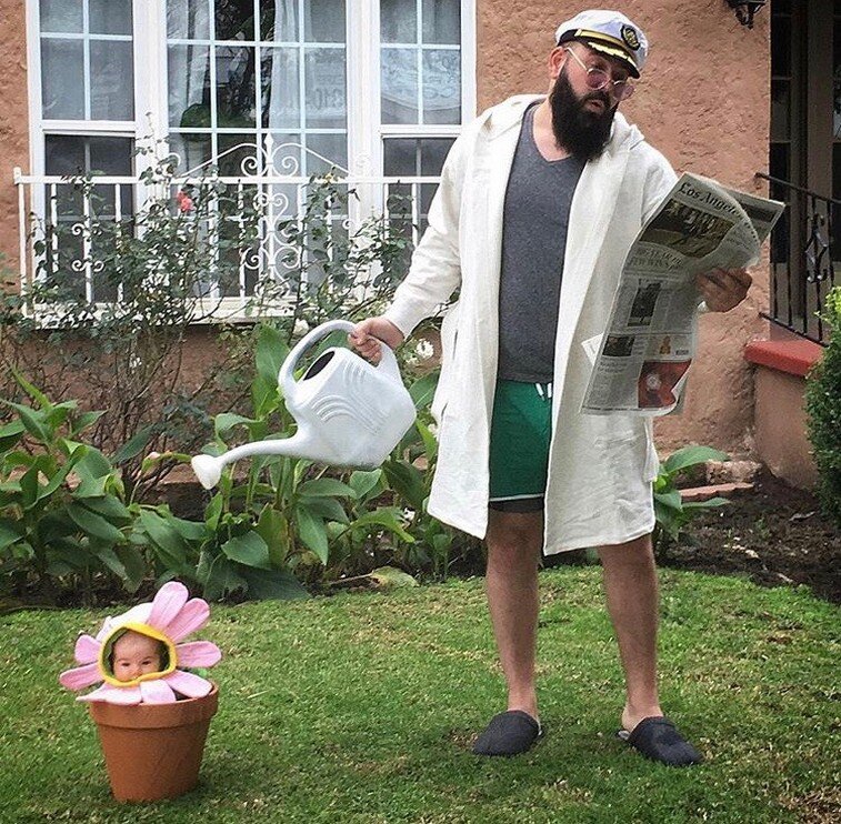 Поливает свой цветочек