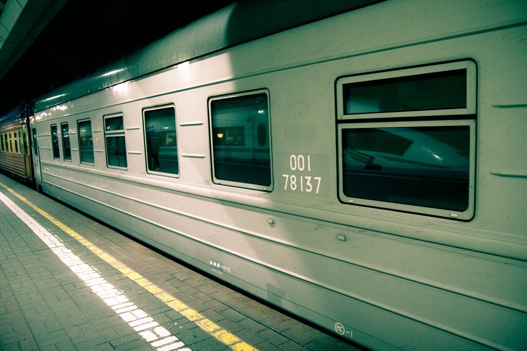 Train test. Купейный вагон Аммендорф снаружи. Вагон купе 1991 Аммендорф. Частные поезда. Купейные российские вагон снаружи.