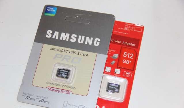 Компания Samsung, в ночь с 29 на 30 октября 2018 года, открыла на официальном сайте своей продукции продажу одного из самых прорывных гаджетов последних лет — карты памяти с рекордным объемом в 512 ГБ. Карта выполнена по стандарту microSD и является уникальным рекордсменом рынка портативных хранилищ информации. На данный момент продажу microSD от Samsung на 512 ГБ, открыл только немецкий онлайн-магазин южнокорейской корпорации, а ценник на карту памяти установлен в размере 289,90 евро.
Впервые о наличии такой разработки у Samsung начали говорить еще в начале 2018 года. Тогда слухи о подготовке выпуска карты памяти на 512 ГБ мало кто воспринимал всерьез, однако позже компания подтвердила эту информацию официально. Произошло это во время анонса нового флагманского смартфона Samsung Galaxy Note 9. Пиар-отдел не заявлял прямо о намерениях продавать карты microSD на пол терабайта, однако заявление о поддержке смартфоном Galaxy Note 9 карт такого объема, сказало все за себя.

В целом же карты памяти напрямую от Samsung пользуются большим спросом и высоким уровнем доверия среди поклонников фаблетов и в частности серии Note. Однако такое положение на рынке сделало microSD от Samsung самыми дорогими на рынке, что и доказывается ценником в 289,90 евро на представленную 30 октября новинку. Официальное название новой карты памяти — Samsung EVO Plus 512, и помимо рекордного объема на 512 ГБ, она может похвастаться тем, что записывает данные со скоростью 100 МБ/с, и считывает 90 МБ информации в секунду.