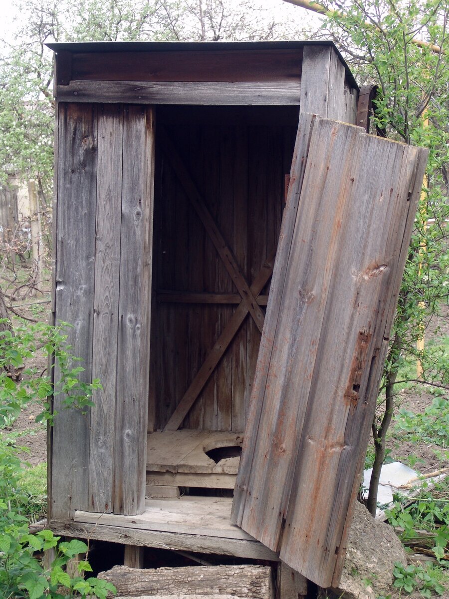 Туалет б у авито. Деревенский туалет. Старый деревянный туалет. Туалет уличный деревянный. Сельский туалет.