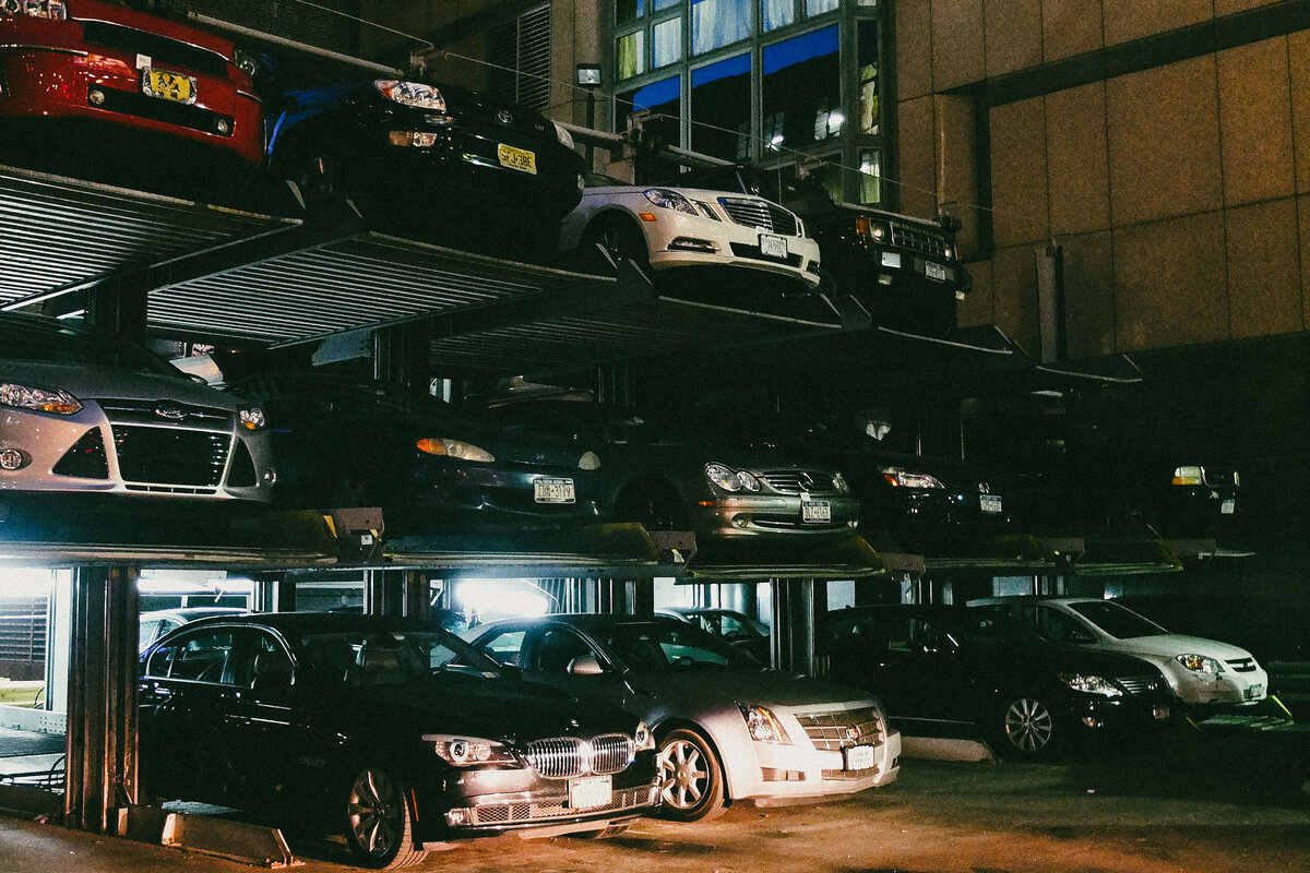 "Сушилка" - многоярусная парковка на Манхеттене. Обычно запаркована и территория перед многоэтажкой и машину выводят к выходу к назначенному времени.