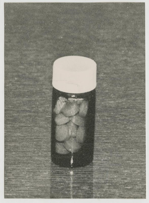 Бутылочка с таблетками для проявления тайнописи, изъятая у кадрового сотрудника ЦРУ Эрика Сайтса при задержании.  7 мая 1986 г.