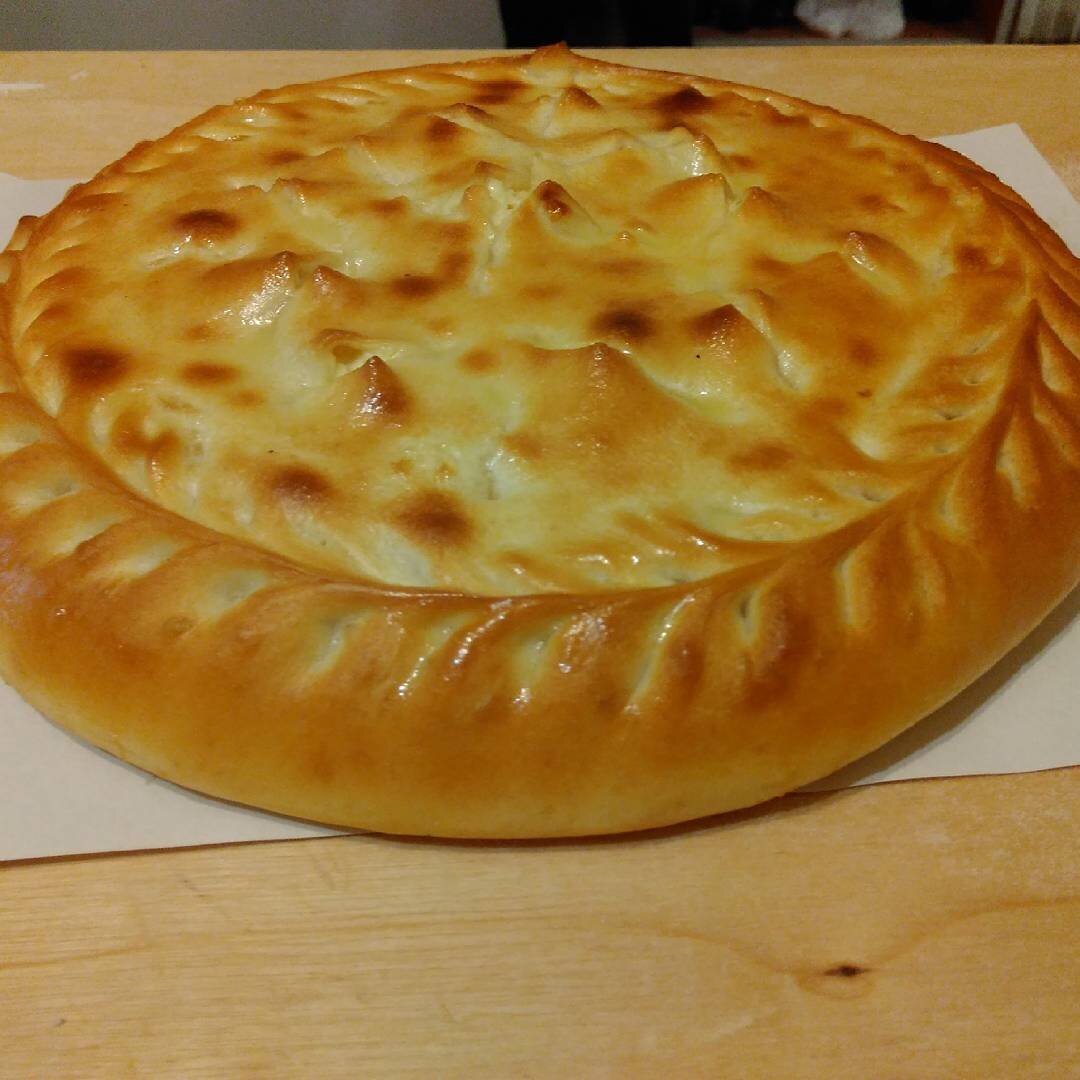 Даргинское чуду. Это пирог из дрожжевого теста с мясным фаршем и картофелем. Вообще, начинка может быть любой, например, с творогом или зеленью.