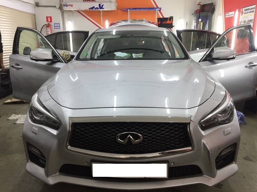 Шумофф Москва производит комплексную шумоизоляцию автомобилей «Инфинити» всех поколений. По завершении работ предоставляется акт и детализированный фотоотчёт о выполненных манипуляциях и использованных материалах. 
Наши специалисты берутся за обслуживание любых седанов и кроссоверов японского бренда, включая модели Q30–Q70, QX30–QX80 и др. Для большего удобства автовладельцев мы открыты 7 дней в неделю, что позволяет записаться на максимально комфортное для себя время.