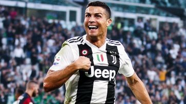 Фото: juventus.comКак отмечает Tuttosport, ранее наставник «Ювентуса» Массимилиано Аллегри о таком развитии событий в отношении Роналду уже говорил. Вероятнее всего, Роналду попадёт в заявку «Ювентуса» на матч с «Аталантой», который состоится 26 декабря, но сможет выйти на поле лишь по ходу поединка.
