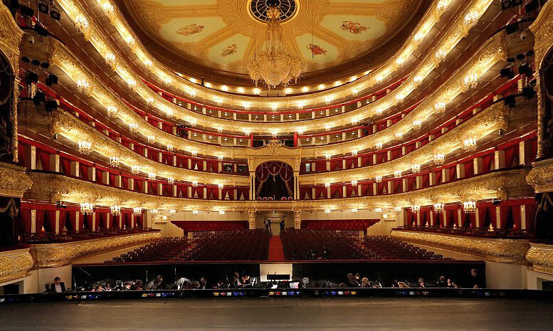 Если в первой половине сезона в оперной труппе Большого театра были увлечены стихией комического, и в особенности Россини, то вторая будет посвящена меланхолическим славянским сюжетам. Впервые в истории ГАБТ обратится к «Русалке» Дворжака (постановка Тимофея Кулябина и Айнарса Рубикиса) и в очередной раз попытает счастья с вечным «Евгением Онегиным» (версия Евгения Арье сменит нашумевший спектакль Дмитрия Чернякова 2006-го). Камерная сцена имени Бориса Покровского поставит две оперы итало-американского композитора Джанкарло Менотти «Телефон» и «Медиум» (режиссер Александр Молочников). К 200-летнему юбилею Жака Оффенбаха режиссер Филипп Григорян взялся за «Периколу». Среди балетных премьер «Зимняя сказка» Джоби Тэлбота (хореограф Кристофер Уилдон), «Парижское веселье» на музыку Оффенбаха (хореография Мориса Бежара) и «Симфония до-мажор» на музыку Бизе (хореография Джорджа Баланчина).