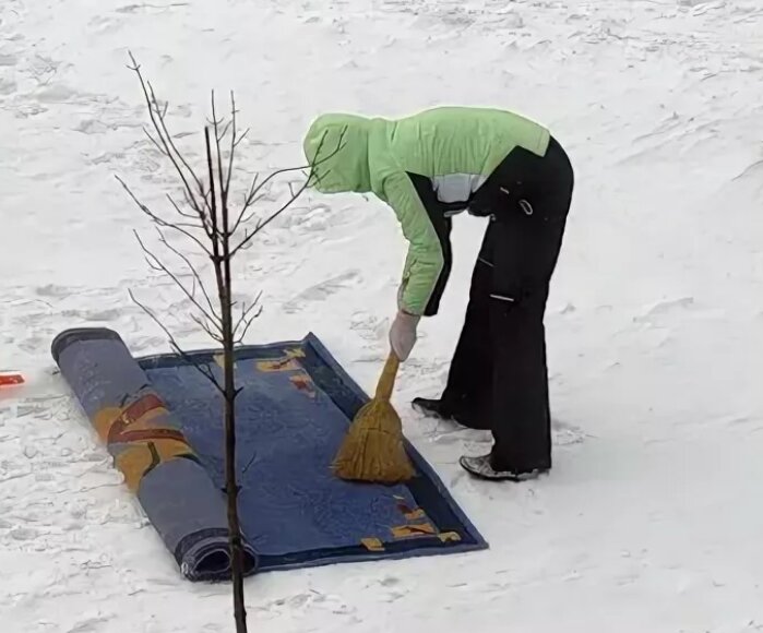 Чистим ковер снегом