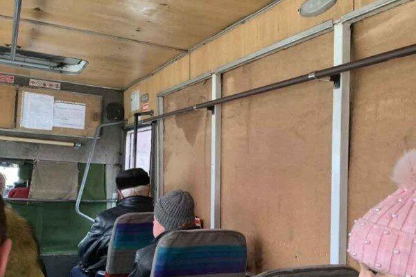 Правая сторона автобуса облицована цельным листом фанеры. Лист такой большой, что закрывает почти все окна салона. 