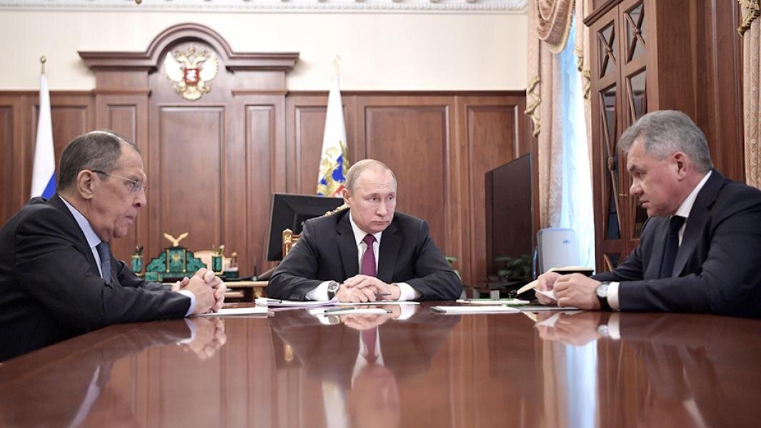 Министр иностранных дел РФ Сергей Лавров, президент РФ Владимир Путин и министр обороны РФ Сергей Шойгу во время встречи в Кремле. 2 февраля 2019 года. Фото: ТАСС/Алексей Никольский