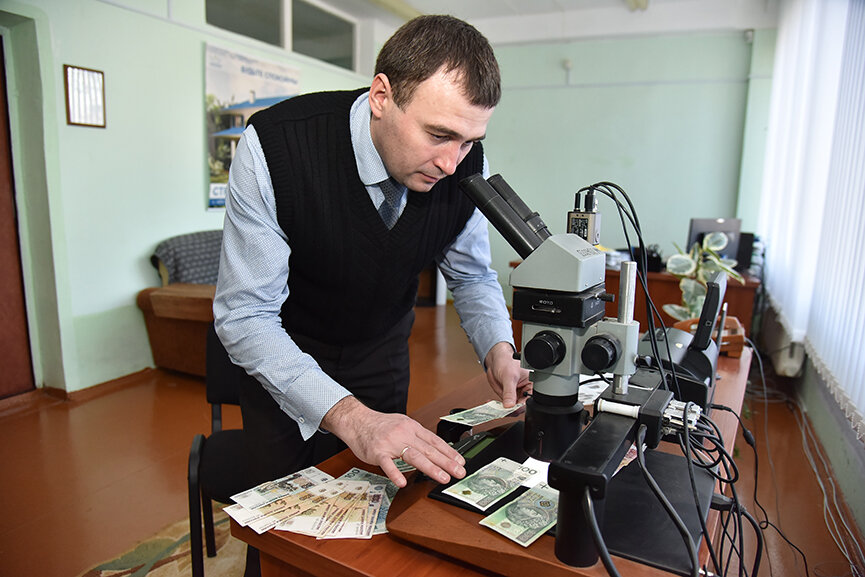 Старший эксперт сектора криминальных экспертиз майор юстиции Дмитрий Гиль