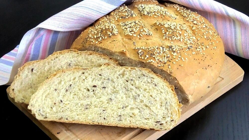 Хлеб на дрожжах дома в духовке. Круглый хлеб. Домашний хлеб. Хлеб на сухих дрожжах. Хлеб домашний дрожжевой.