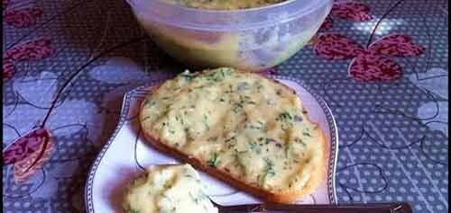 Приготовление плавленного сыра из творога пошаговый рецепт Приготовить плавленый сыр из творога в домашних условиях это сделать достаточно легко. К тому же, есть возможность разнообразить вкус с помощью разных добавок. Кстати, можно при этом найти достойное применение творогу, купленному вчера, не дожидаясь, пока он окончательно испортится. Итак, готовить сегодня будем пикантный плавленый сыр. О том, как идёт приготовление плавленного сыра из творога смотрите ниже…
ИНГРЕДИЕНТЫ
-Твёрдый сыр 400 г.;
-Яйца 4 шт.;
-Жирный творог 0,75 кг.;   -Сметана, домашняя 250 г.;
-Сода 20 г.;
-Чеснок 50 г.;
-Молотый перец, чёрный и красный;
-Сушёная паприка, сладкая 100 г.;
-Лимонная кислота 5 г.;
-Смесь семян тмина и кориандра 50 г.