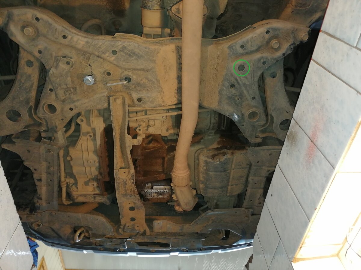 1. Завести гайку закладную М8 внутрь подрамника, через соседнее* отверстие (отмечено зелёным)