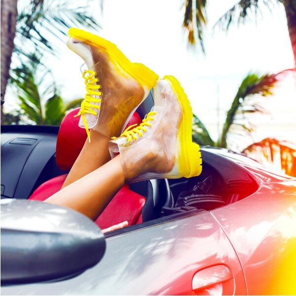 Шагать к уверенности гораздо приятнее в красивых ботинках на своем кабриолете