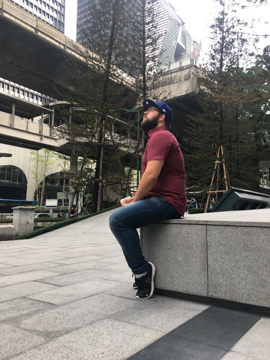 Смотрю на высотки в деловом районе Бангкока