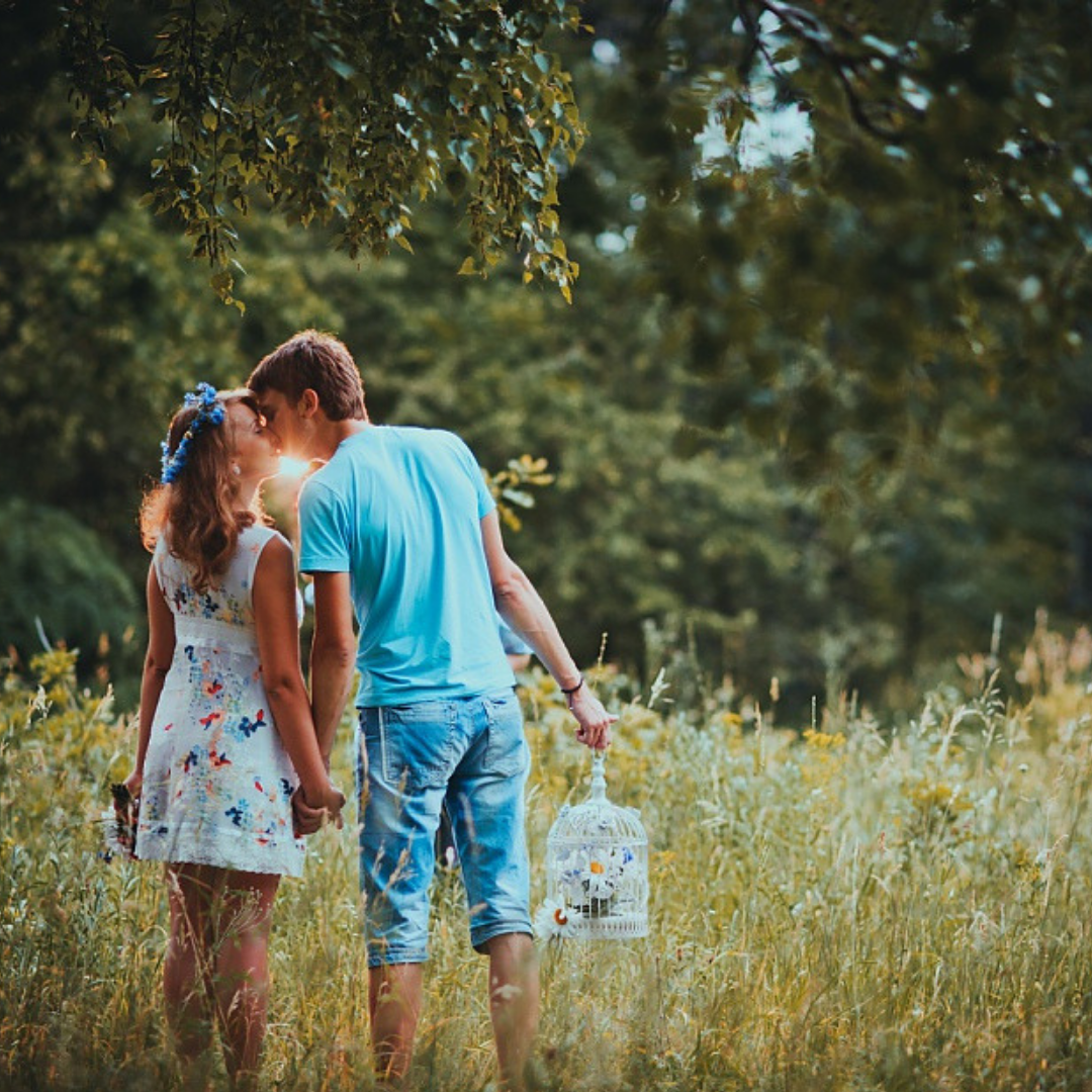 4 пары лета. Love story на природе летом. Лавстори на природе. Фотосессия лав стори на природе. Лав стори фотосессия на природе летом.