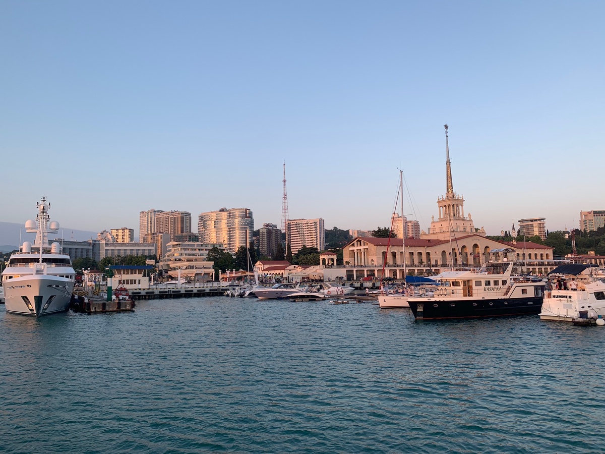 Вид с воды на закате