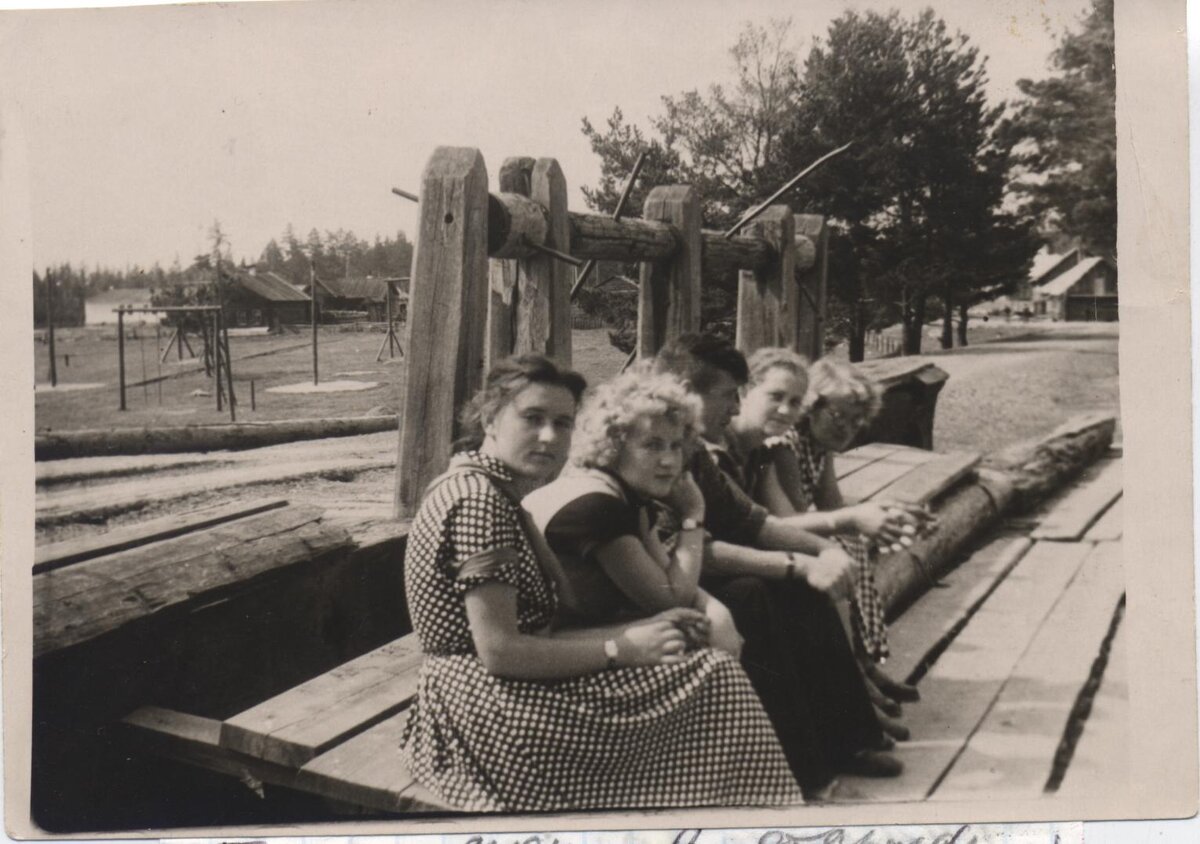 Пока дети спят, вожатые отдыхают. Сорвина Л., Подлесских Л., Ширяев Гавриил, Буркова Л., Данилова Р. Плотина на озере. 1957.