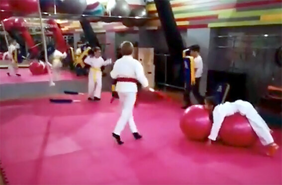 Что делают дети, пока тренера нет в зале. Подсмотрено на тренировке в зале на Октябрьском поле. Тренер Асташина Наталья, черный пояс 1 дан